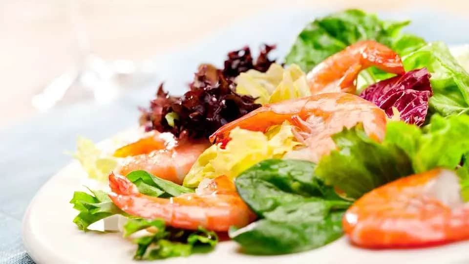 Jaką sałatkę do krewetek wybrać, by zaskoczyć gości smakiem?