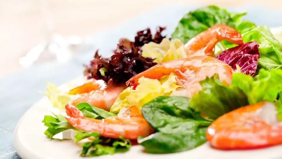 Jaką sałatkę do krewetek wybrać, by zaskoczyć gości smakiem?