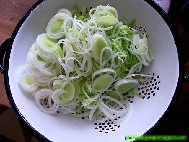 Pora do sałatki sparzyć czy nie? Poznaj sekret smaku!