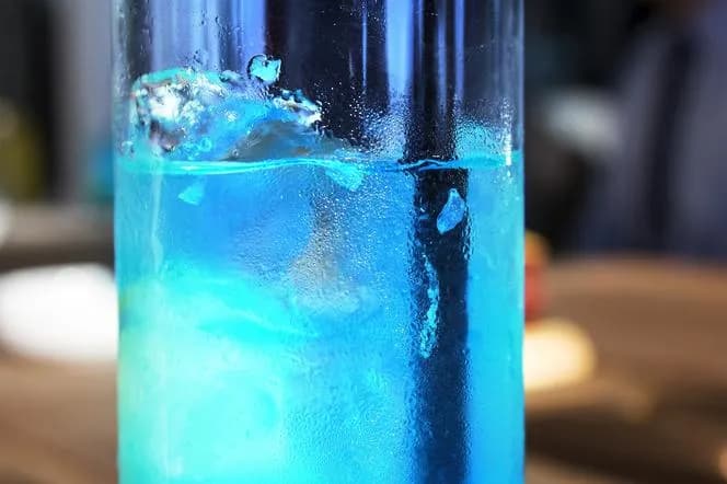 Orzeźwiający drink z blue gin – prosty przepis na idealny koktajl