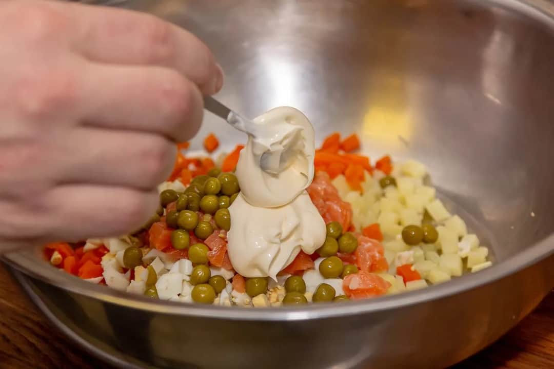 Jaki majonez do sałatki jarzynowej? Oto najlepsze wybory dla smaku