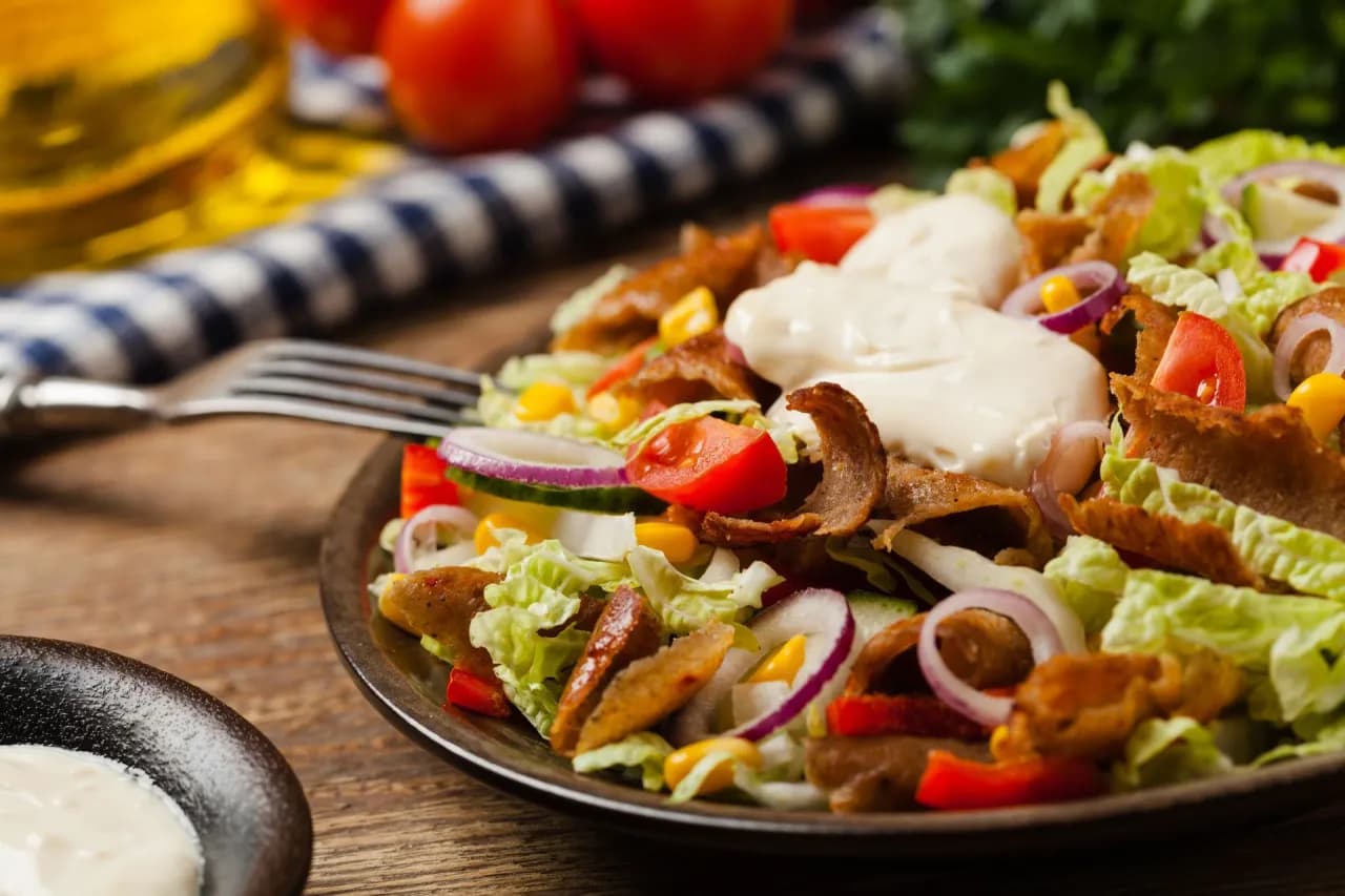 Czy można zamrozić sałatkę gyros? Sprawdź, co stracisz po zamrożeniu