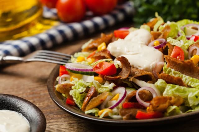 Czy można zamrozić sałatkę gyros? Sprawdź, co stracisz po zamrożeniu