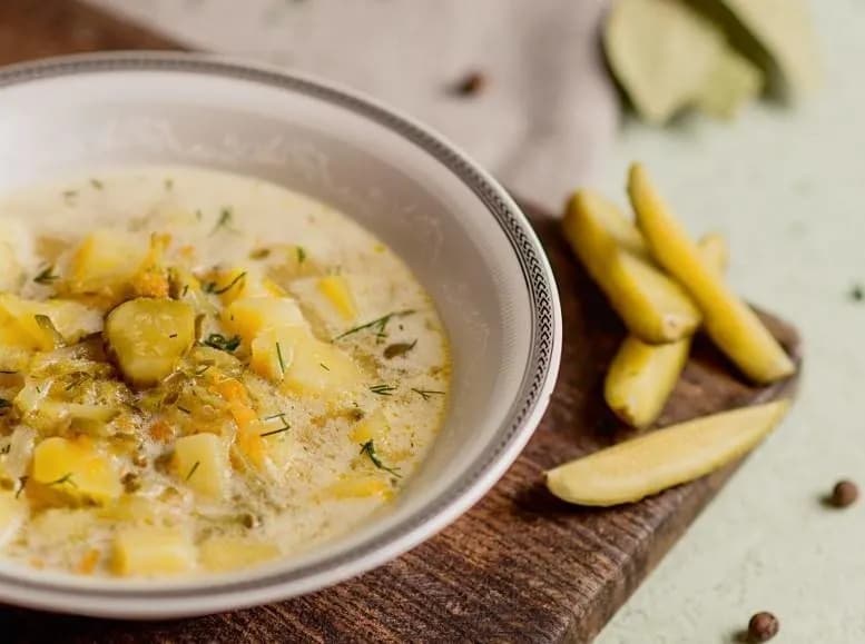 Jakie przyprawy do ogórkowej - odkryj sekrety idealnego smaku zupy