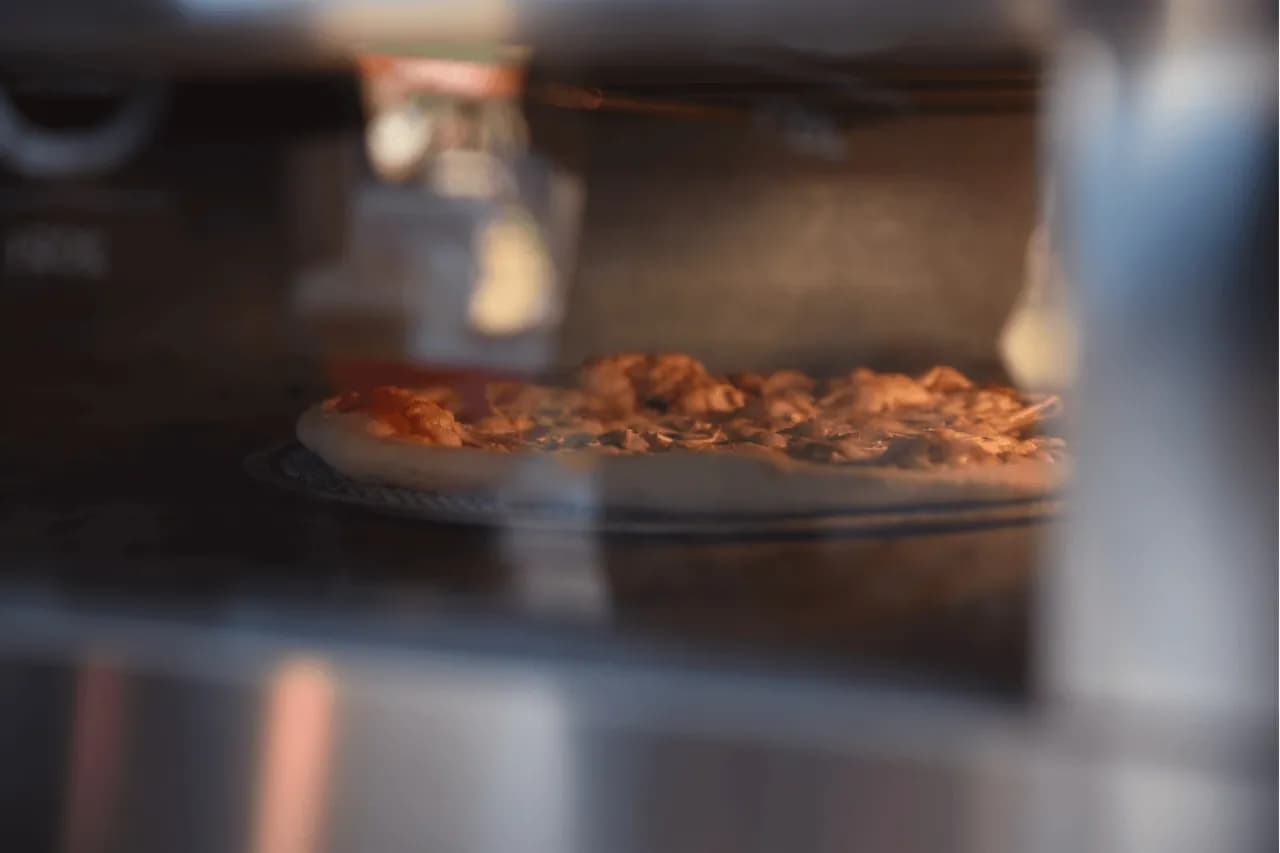Ile powinno się piec pizzę, aby uniknąć niedopieczonego ciasta?