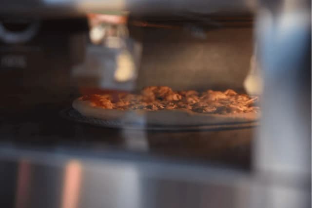 Ile powinno się piec pizzę, aby uniknąć niedopieczonego ciasta?