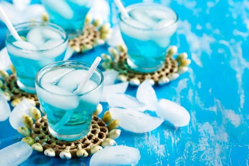 Najlepsze drinki z bols blue: odkryj pyszne przepisy na koktajle