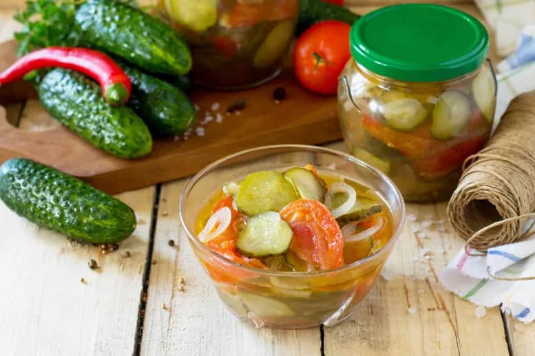 Jak zrobić sałatkę z ogórków – proste przepisy na smaczne dania