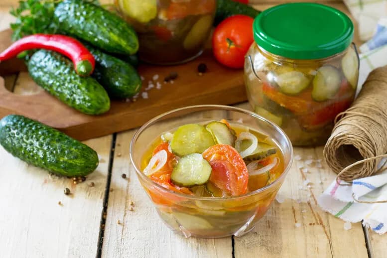 Jak zrobić sałatkę z ogórków – proste przepisy na smaczne dania