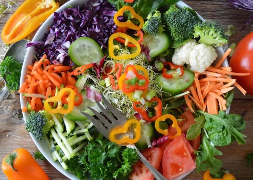 Jakie warzywa do sałatki jarzynowej? Odkryj najlepsze składniki