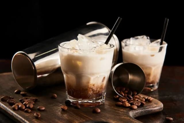 Biały rusek drink – łatwy przepis na klasyczny koktajl, który zaskoczy