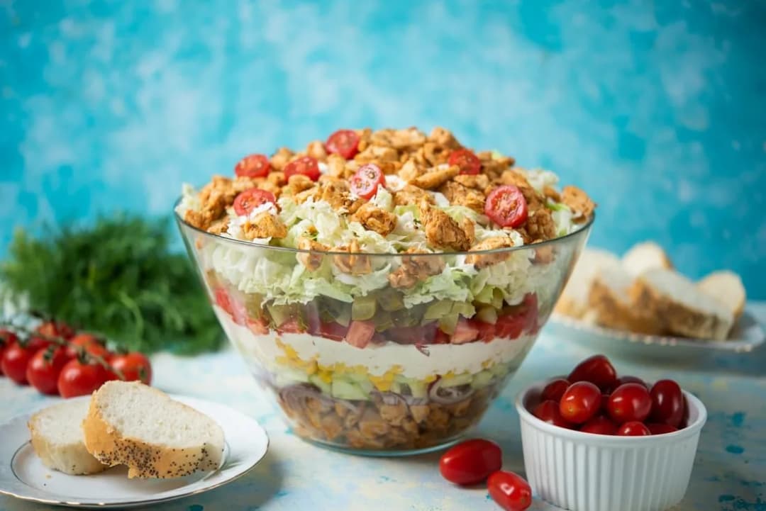 Czy sałatkę gyros można zrobić dzień wcześniej i jak ją przechować?