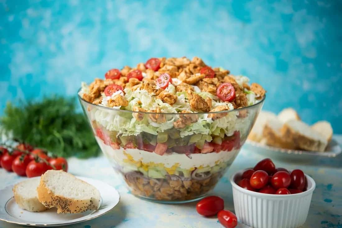 Czy sałatkę gyros można zrobić dzień wcześniej i jak ją przechować?