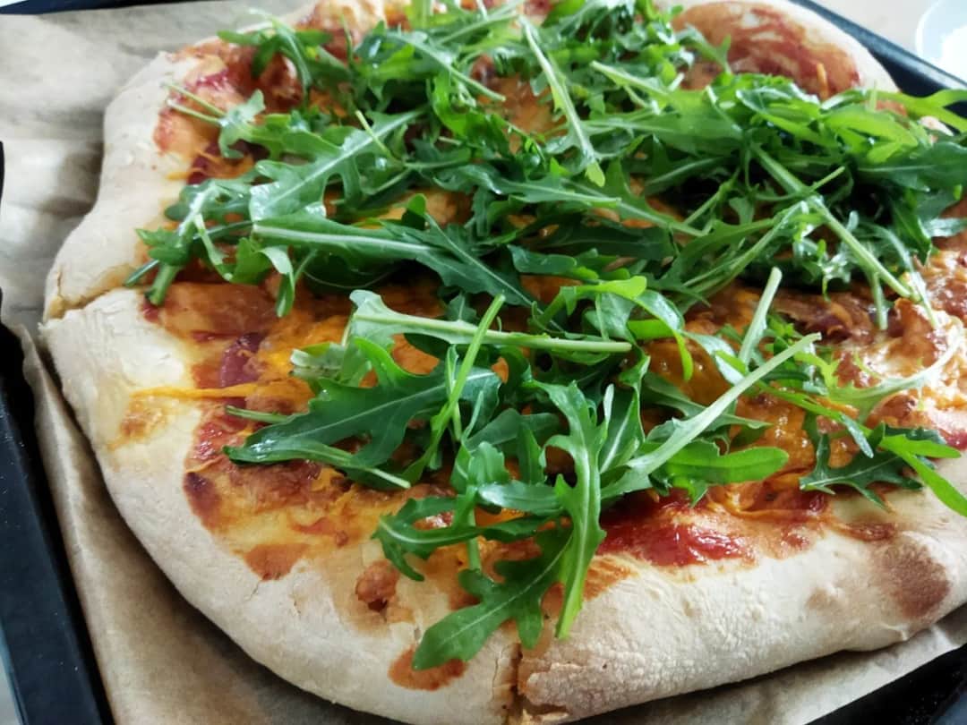 Pizza jak z pizzerii przepis – zaskocz swoich bliskich smakiem!