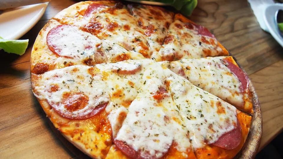 Jaki ser na pizzę: najlepsze opcje, które zmienią Twój smak