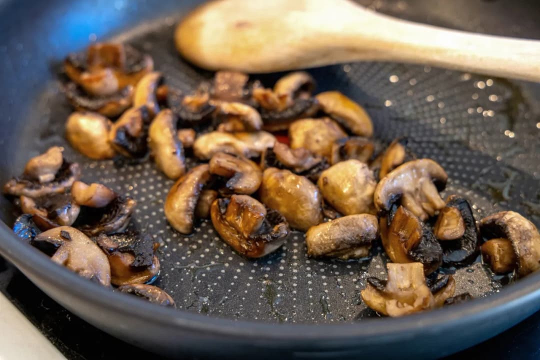 Jakie przyprawy pasują do pieczarek, by wydobyć ich najlepszy smak?