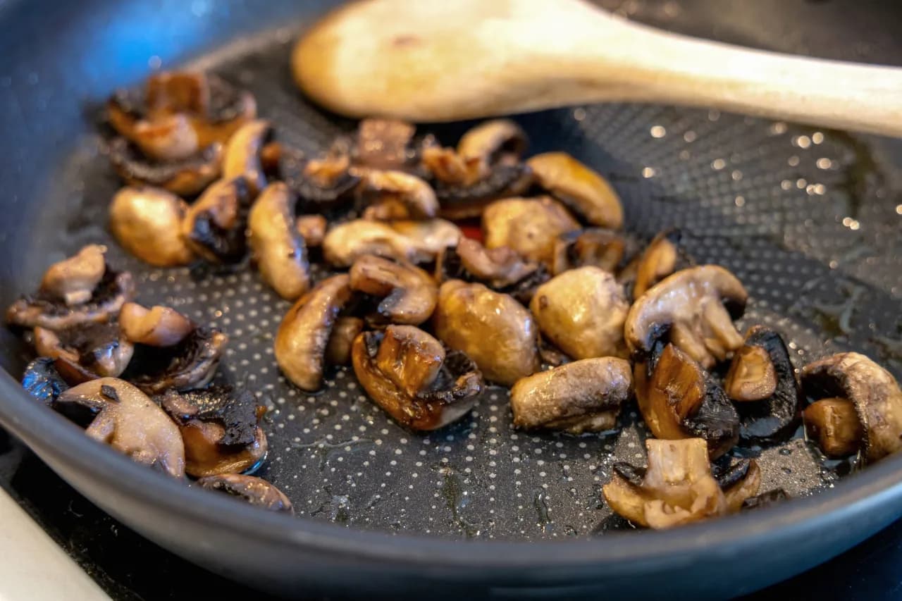 Jakie przyprawy pasują do pieczarek, by wydobyć ich najlepszy smak?