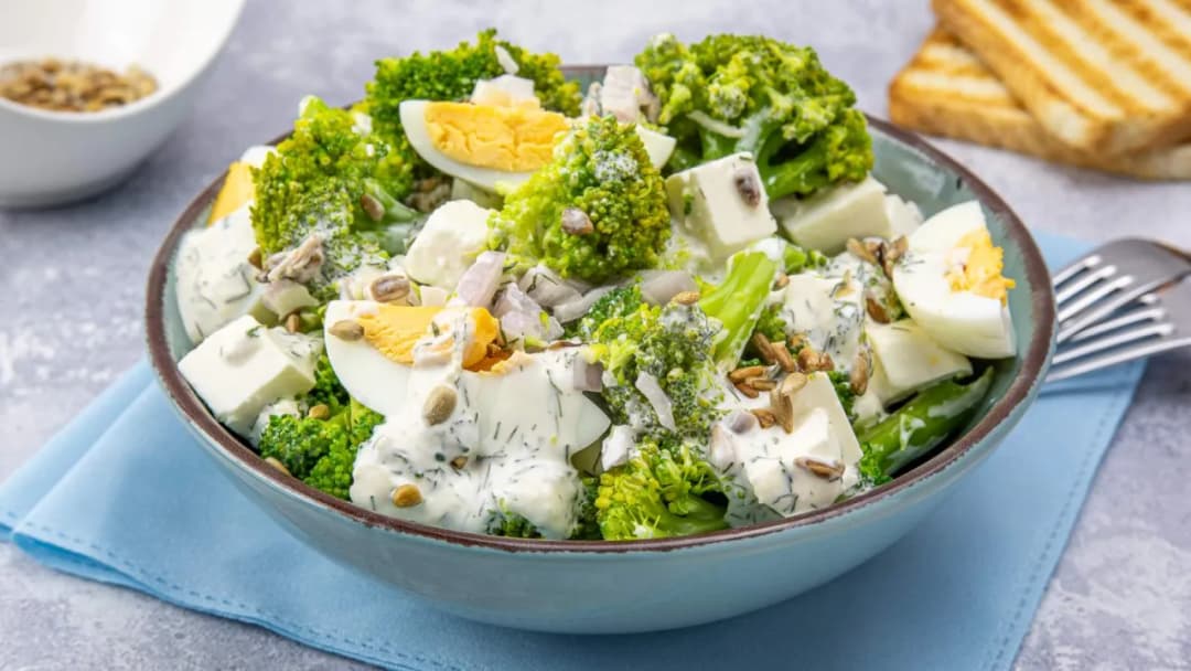Jak zrobić sałatkę z brokułami i jajkiem - prosty przepis na zdrowie