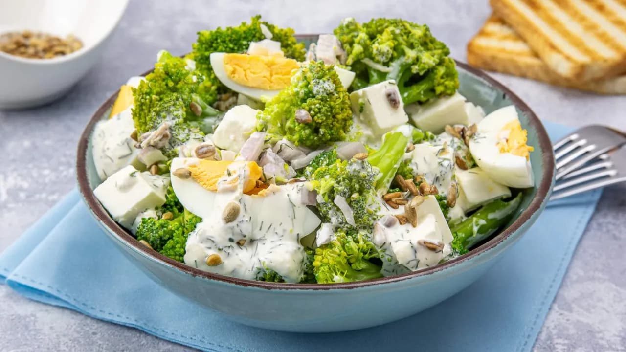 Jak zrobić sałatkę z brokułami i jajkiem - prosty przepis na zdrowie