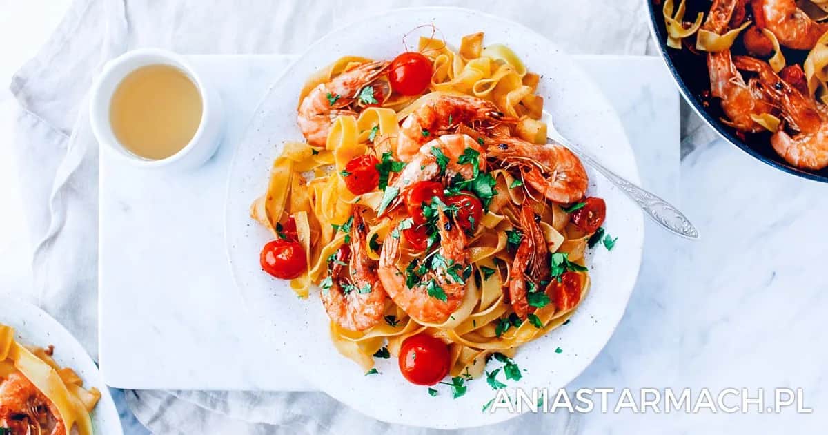 Jak zrobić krewetki z makaronem? Szybki przepis jak z restauracji