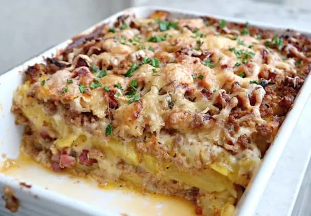 Jak zrobić sos do zapiekanki ziemniaczanej z mięsem mielonym, który zachwyci smakami
