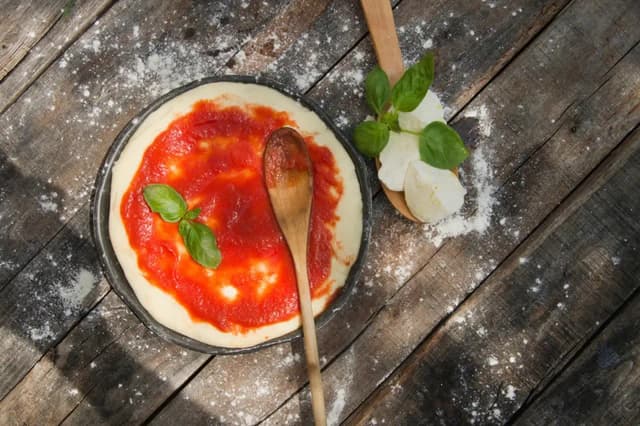 Jak zrobić sos do pizzy z koncentratu, który zachwyci smakiem