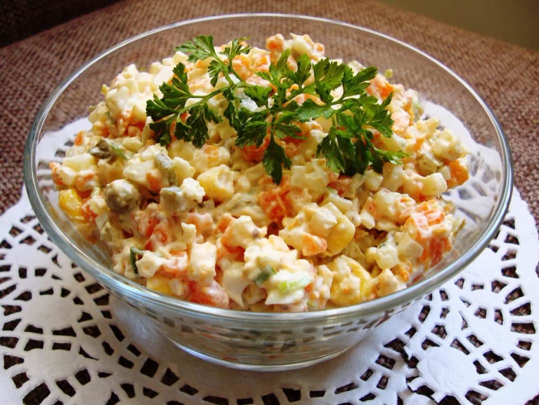 Jak zrobić sałatkę warzywną – prosty przepis na pyszne danie na każdą okazję