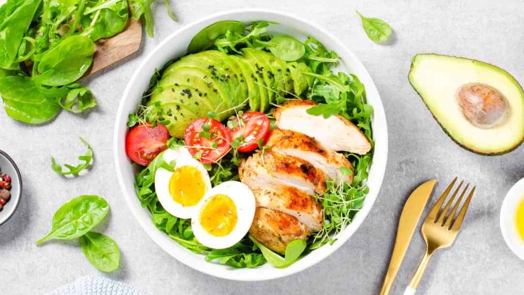 Jakie sałatki do grilla - lekkie przepisy, które zachwycą gości