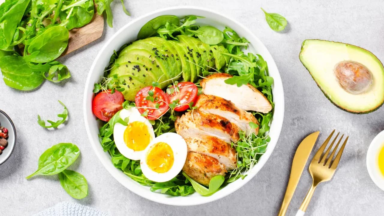 Jakie sałatki do grilla - lekkie przepisy, które zachwycą gości