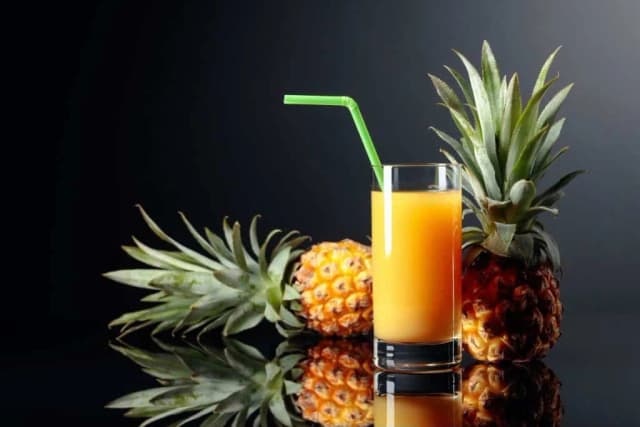 Najlepsze drinki z ananasem, które orzeźwiają i zachwycają smakiem