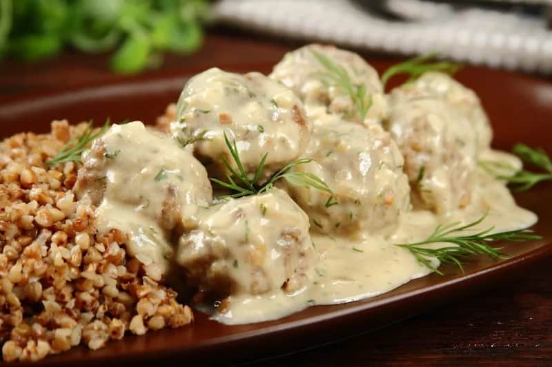 Z czym podawać pulpety w sosie koperkowym? Sprawdź najlepsze dodatki