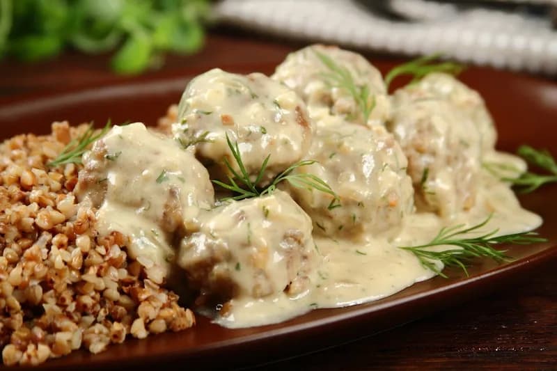 Z czym podawać pulpety w sosie koperkowym? Sprawdź najlepsze dodatki