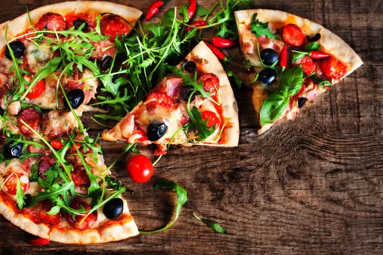 Jak podgrzać pizzę, aby zachować jej smak i chrupkość?