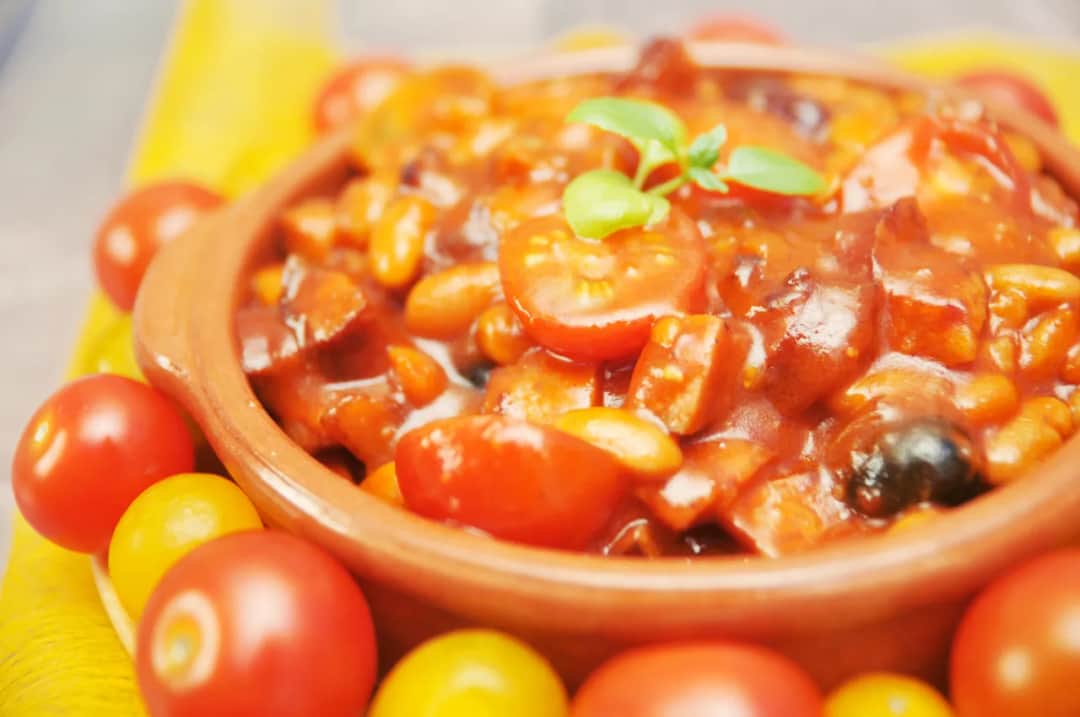 Fasolka w sosie pomidorowym z puszki - co jeść, aby smakowała lepiej?