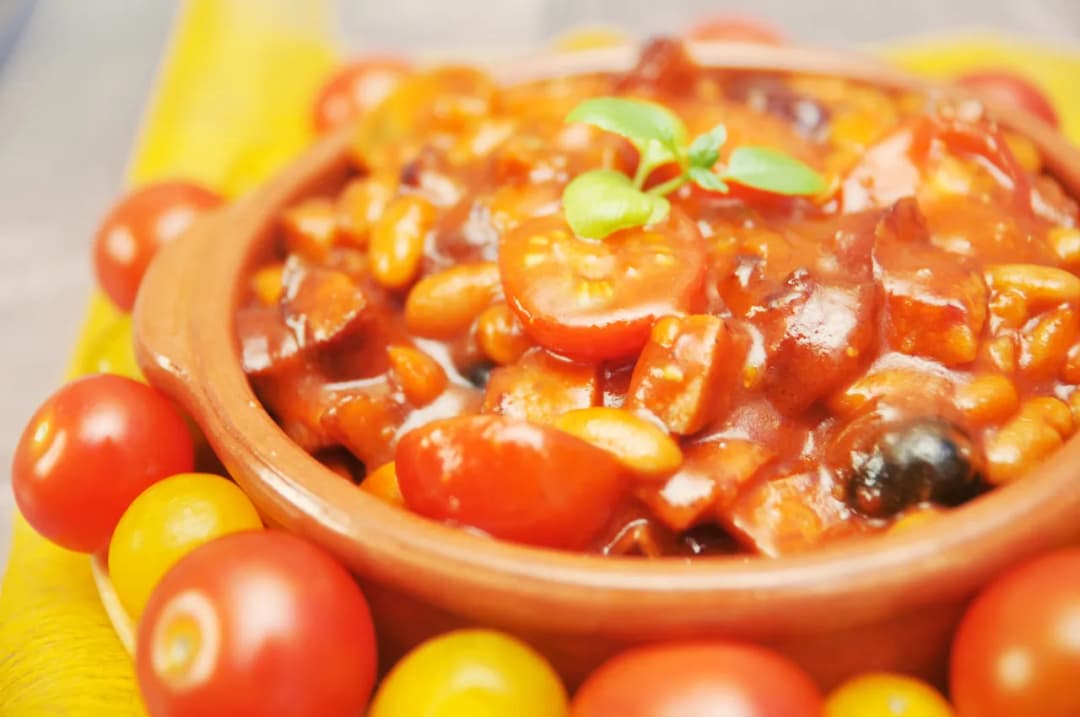 Fasolka w sosie pomidorowym z puszki - co jeść, aby smakowała lepiej?